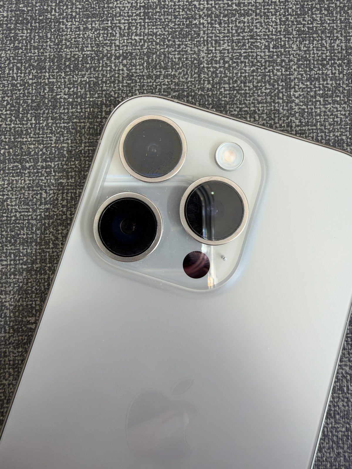 Foto 11 van Apple iPhone 15 Pro 128GB Natural Titanium - Zeer goed