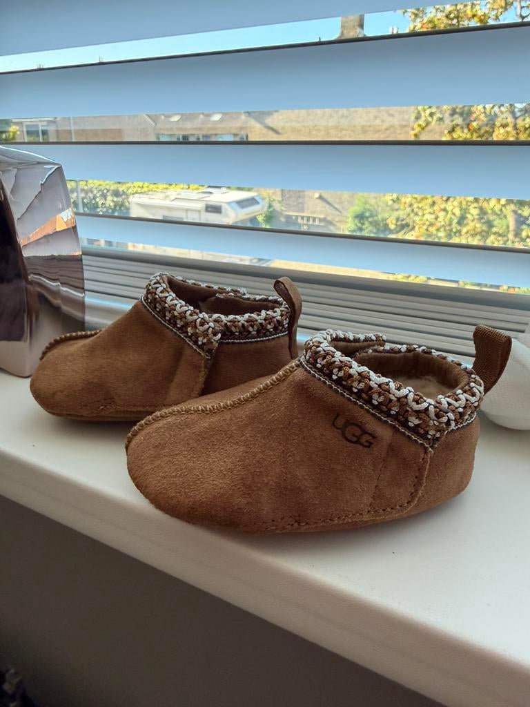 originele UGG babyslofjes in maat 18, Ophalen, Zo goed als nieuw, Jongetje of Meisje, Laarsjes