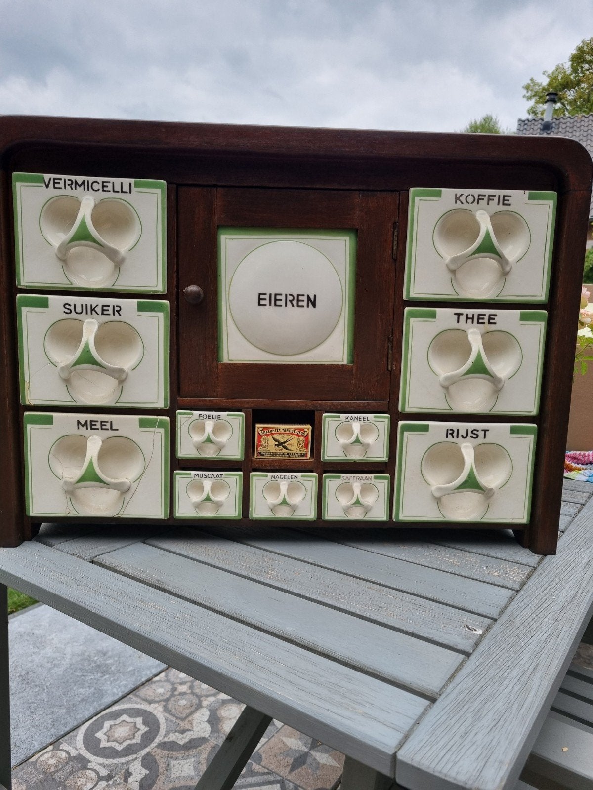 Antieke kruidenkast met porseleinen laden, Verzenden