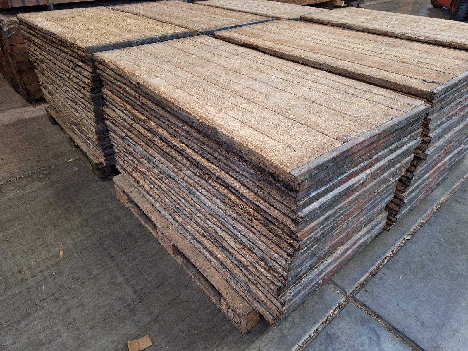 gebruikte  steenschotten  3,5x72x140cm lambrisering
