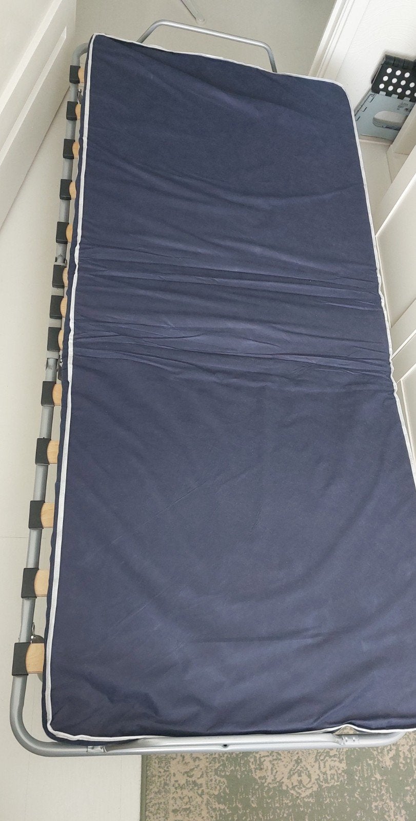 Opklapbed met matras - Ideaal voor logees, Huis en Inrichting, Ophalen, Gebruikt, Eenpersoons, Blauw