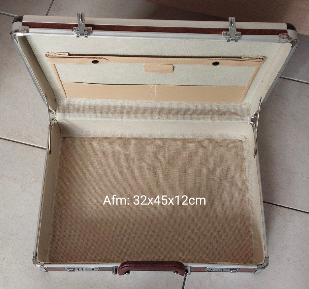 Leuke koffers met code cijfers
voor €25
Afm: 32x45x12cm, Ophalen of Verzenden, Zo goed als nieuw