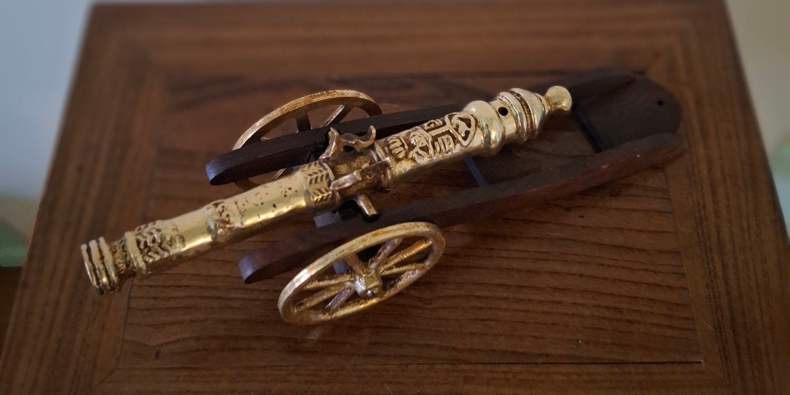 Decoratief bronzen kanon op houten houder met koperen wielen, Antiek en Kunst, Ophalen of Verzenden