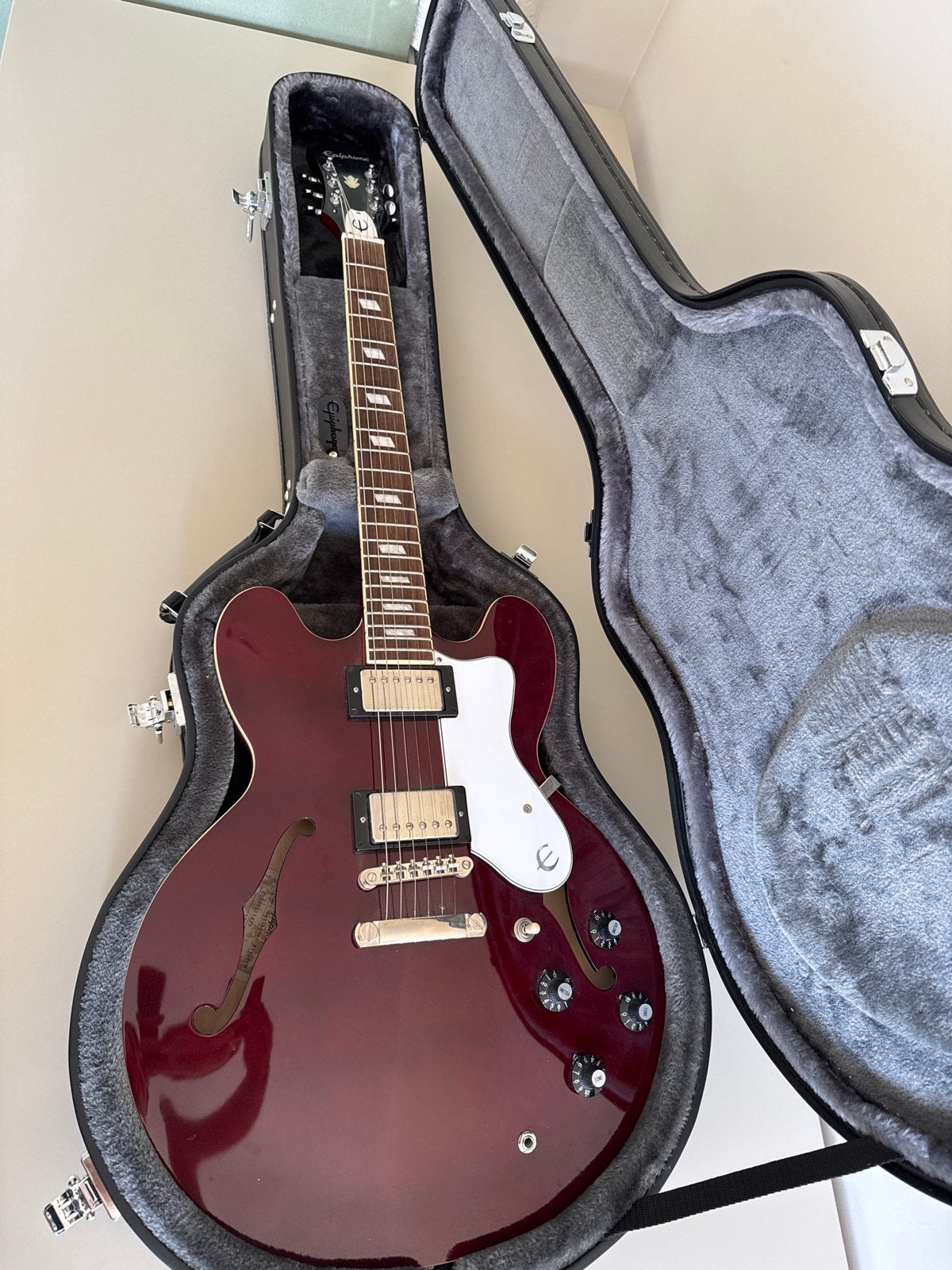 Epiphone es-335 Noel Gallagher Riviera Wine Red incl koffer, Ophalen of Verzenden, Zo goed als nieuw, Semi-solid body, Epiphone