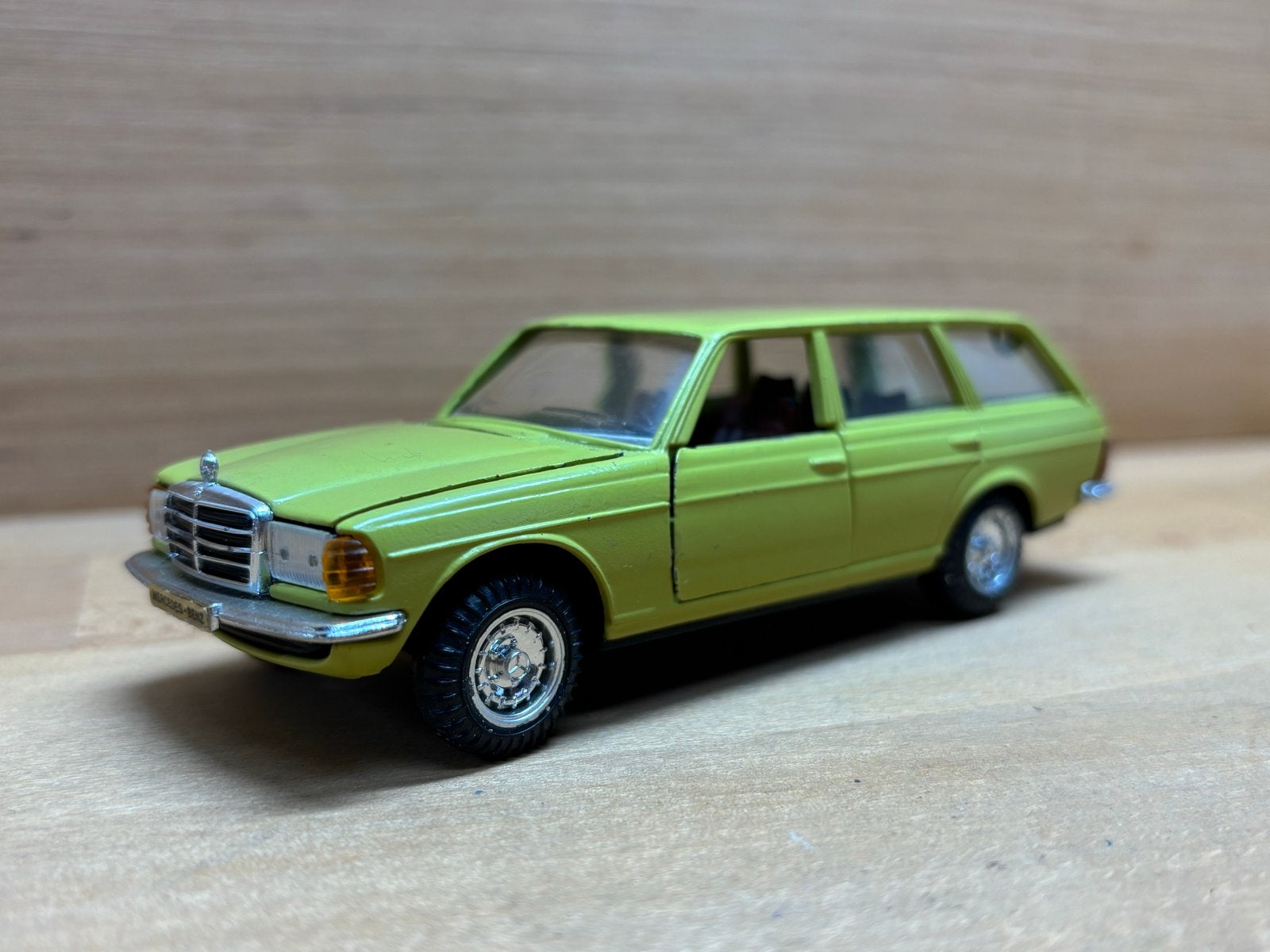 Mercedes 240 TD (Conrad) schaalmodel - Zo goed als nieuw, Overige merken, C, Ophalen of Verzenden, Zo goed als nieuw