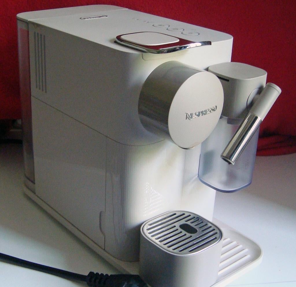 Nespresso De'Longhi Lattissima One, Witgoed en Apparatuur, Koffiezetapparaten, Ophalen, Afneembaar waterreservoir, Koffiemachine