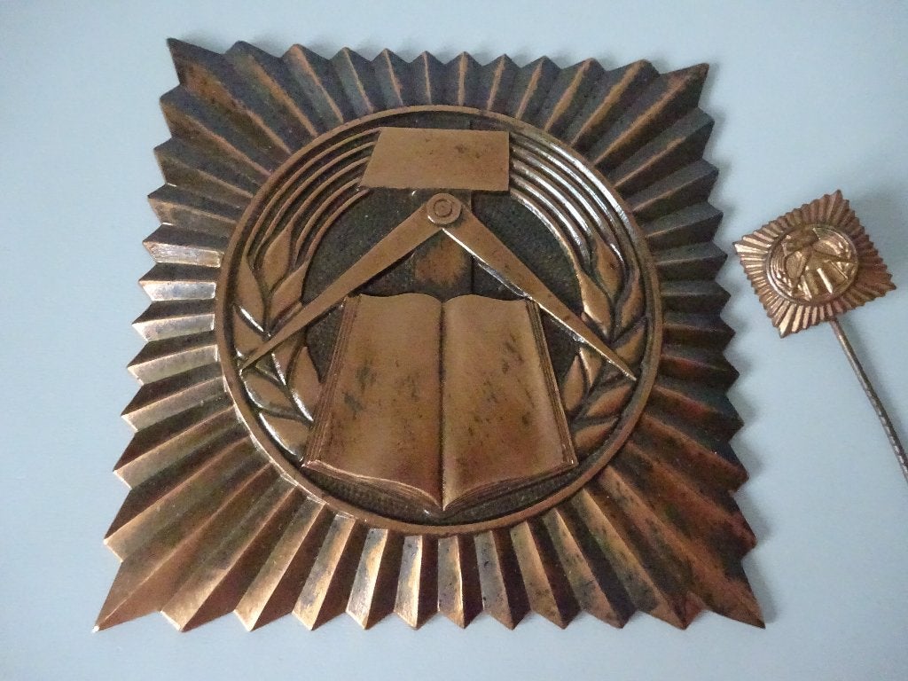 DDR:  plakette socialistisch leerlingkollektief brons, Verzamelen, Ophalen of Verzenden