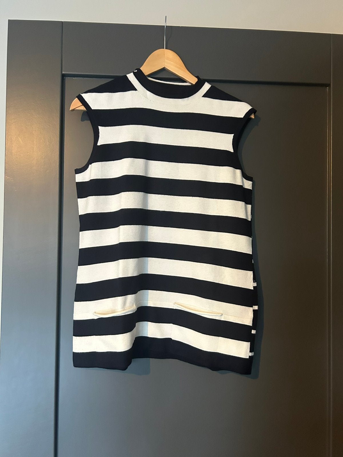Prachtige dun gebreide top van Karen Millen maat 3 te koop, Maat 38/40 (M), Zonder mouw, Gedragen, Verzenden