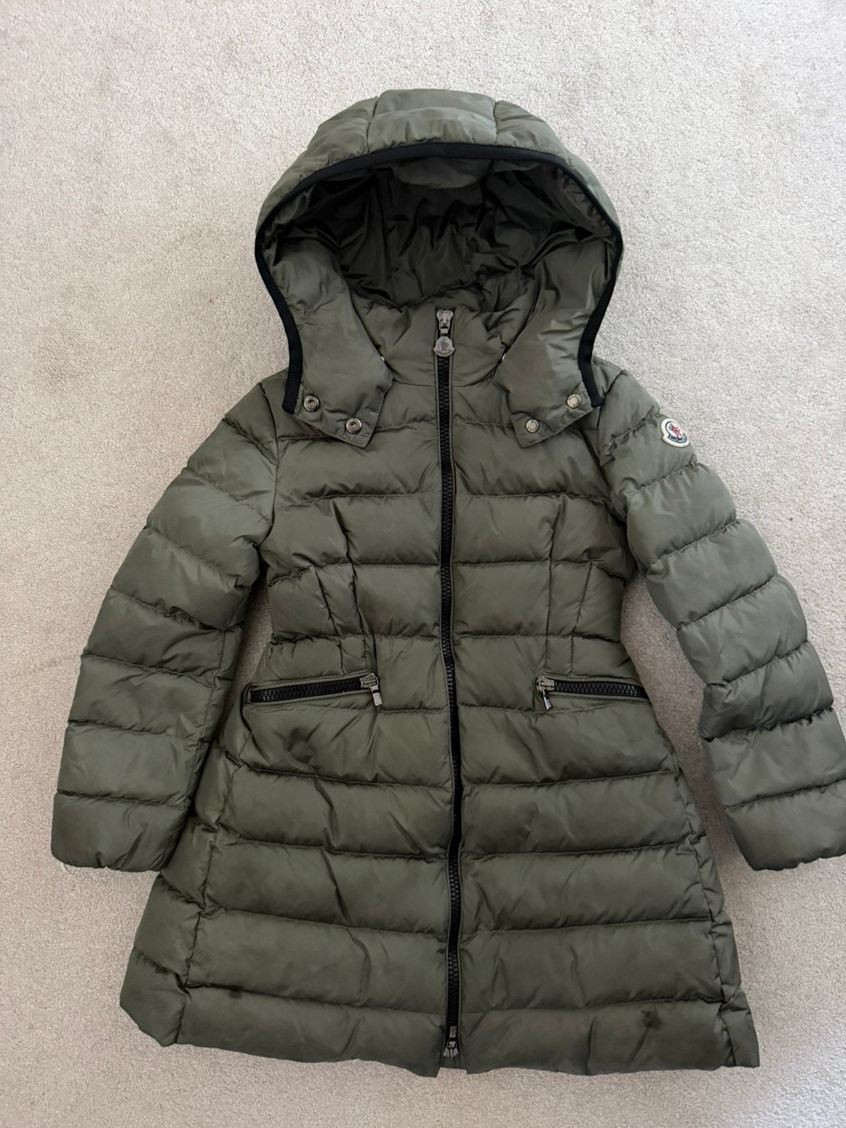 Moncler meisjes jas lang maat 116 (6y) kleur legergroen, Ophalen of Verzenden, Zo goed als nieuw, Meisje, Jas
