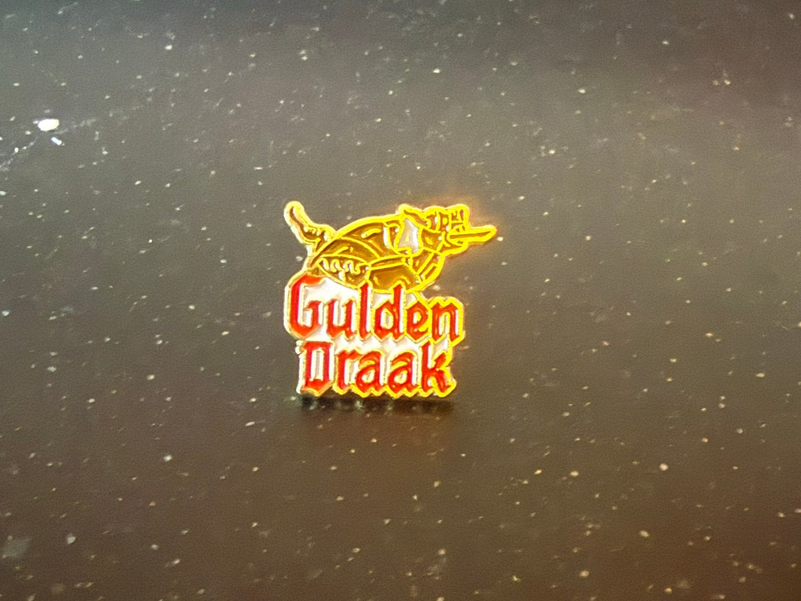 Gulden Draak Bier Pin - Verzamelobject, Verzamelen, Ophalen of Verzenden, Zo goed als nieuw, Overige onderwerpen, Speldje of Pin