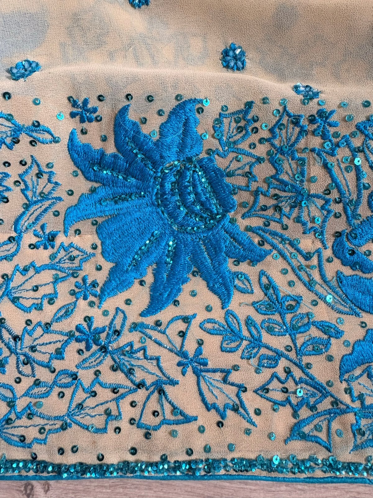 Indiase sari maat S met blauw borduurwerk, Ophalen of Verzenden, Gedragen
