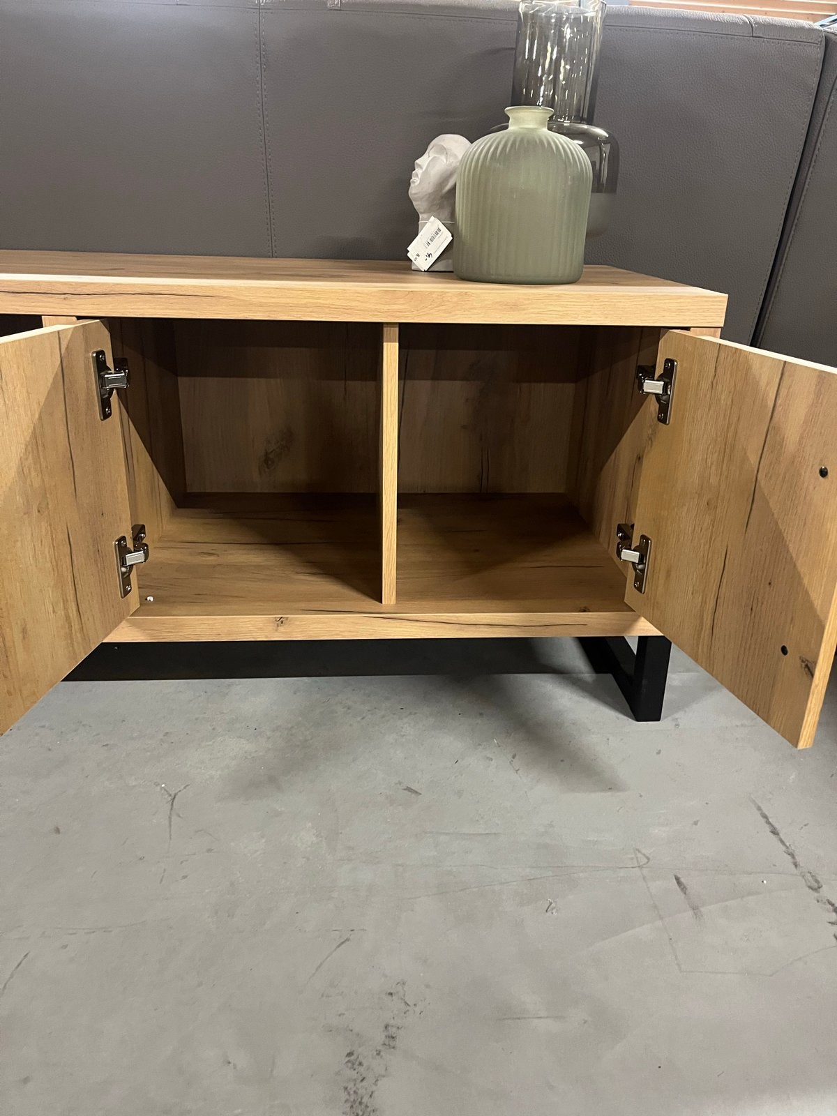 Tv meubel Rowan 110cm in smoked oak uit voorraad leverbaar, Huis en Inrichting, Kasten | Televisiemeubels, Ophalen, 100 tot 150 cm