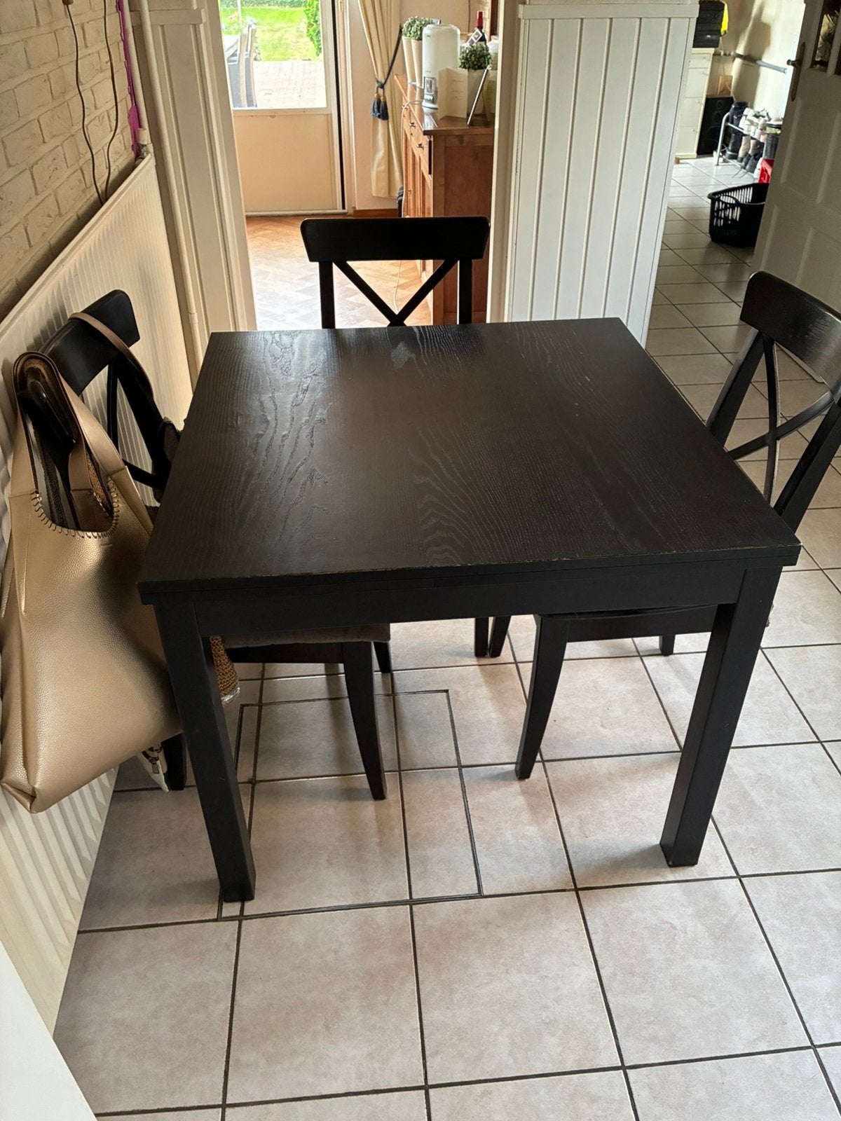 Zwarte houten uitschuifbare eettafel met 3 stoelen