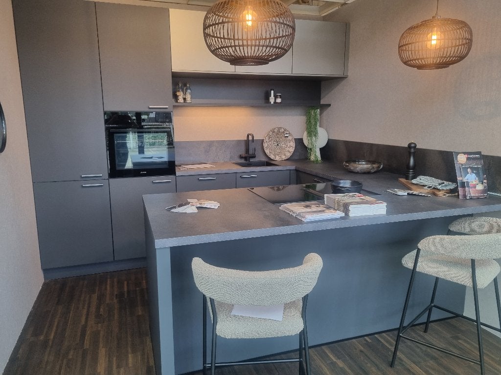 Showroomkeuken Lavazwart, Ophalen, U-keuken, Zwart, Nieuw