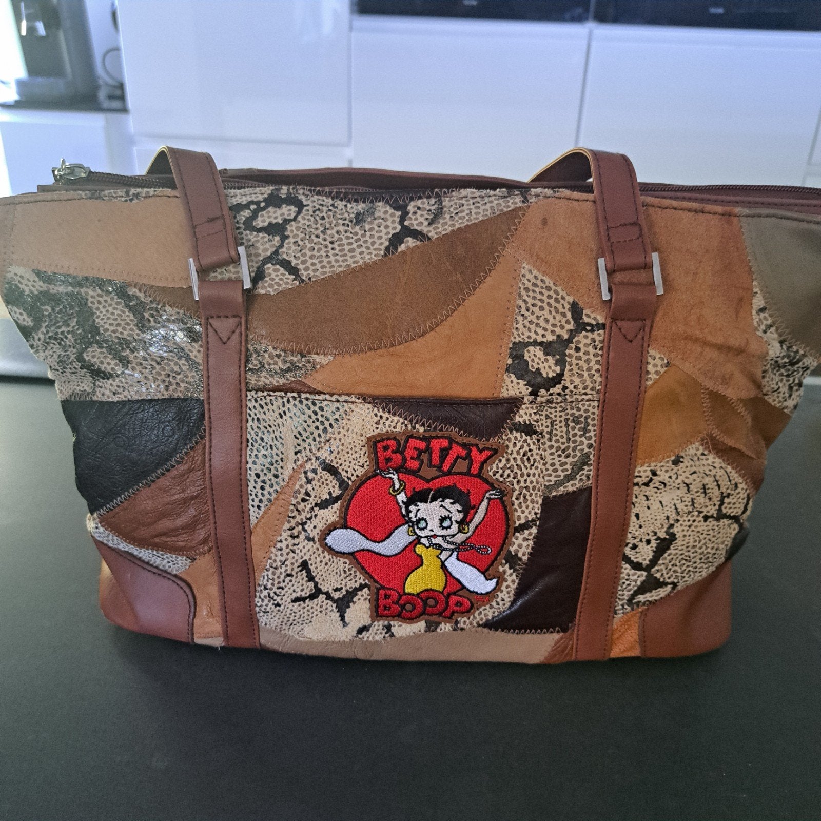 Betty Boop schoudertas. Patchwork stukjes leer., Sieraden, Tassen en Uiterlijk, Tassen | Damestassen, Ophalen of Verzenden, Nieuw