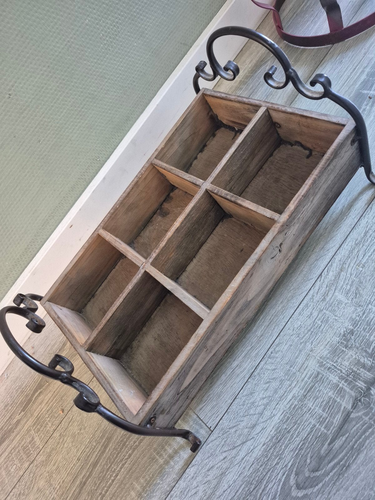 Vintage houten bakje met metalen handvatten en vakken, Huis en Inrichting, Woonaccessoires | Overige, Gebruikt, Ophalen of Verzenden