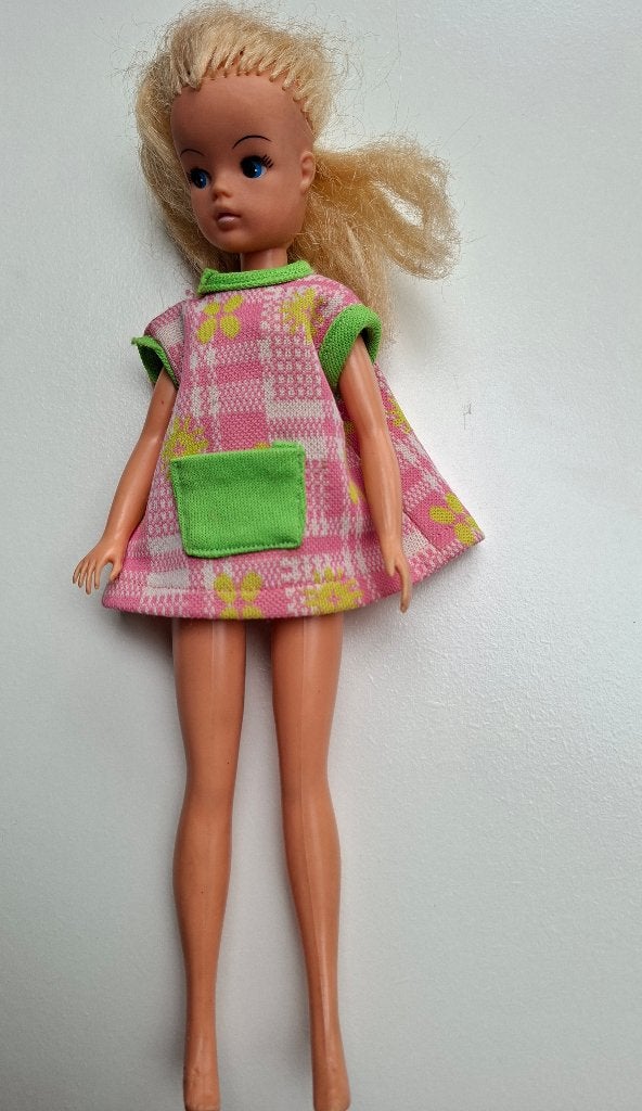 barbie vintage kort jurkje roze groen, Ophalen of Verzenden, Zo goed als nieuw, Kleertjes