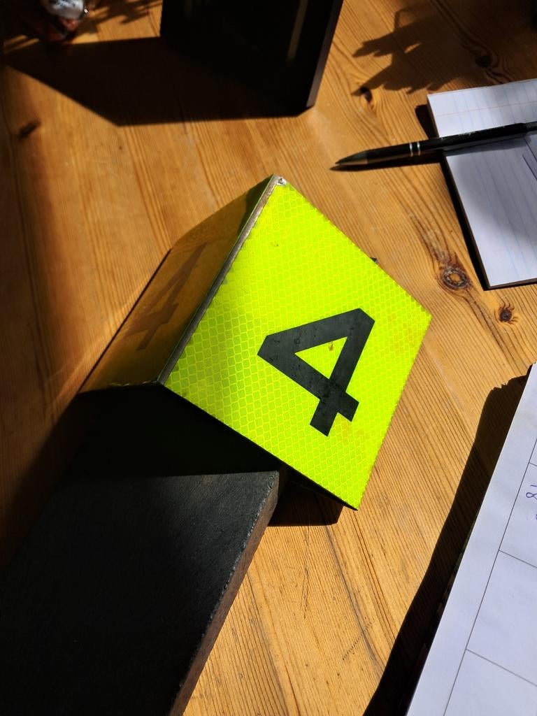 Huisnummer paal nummer 4., Ophalen