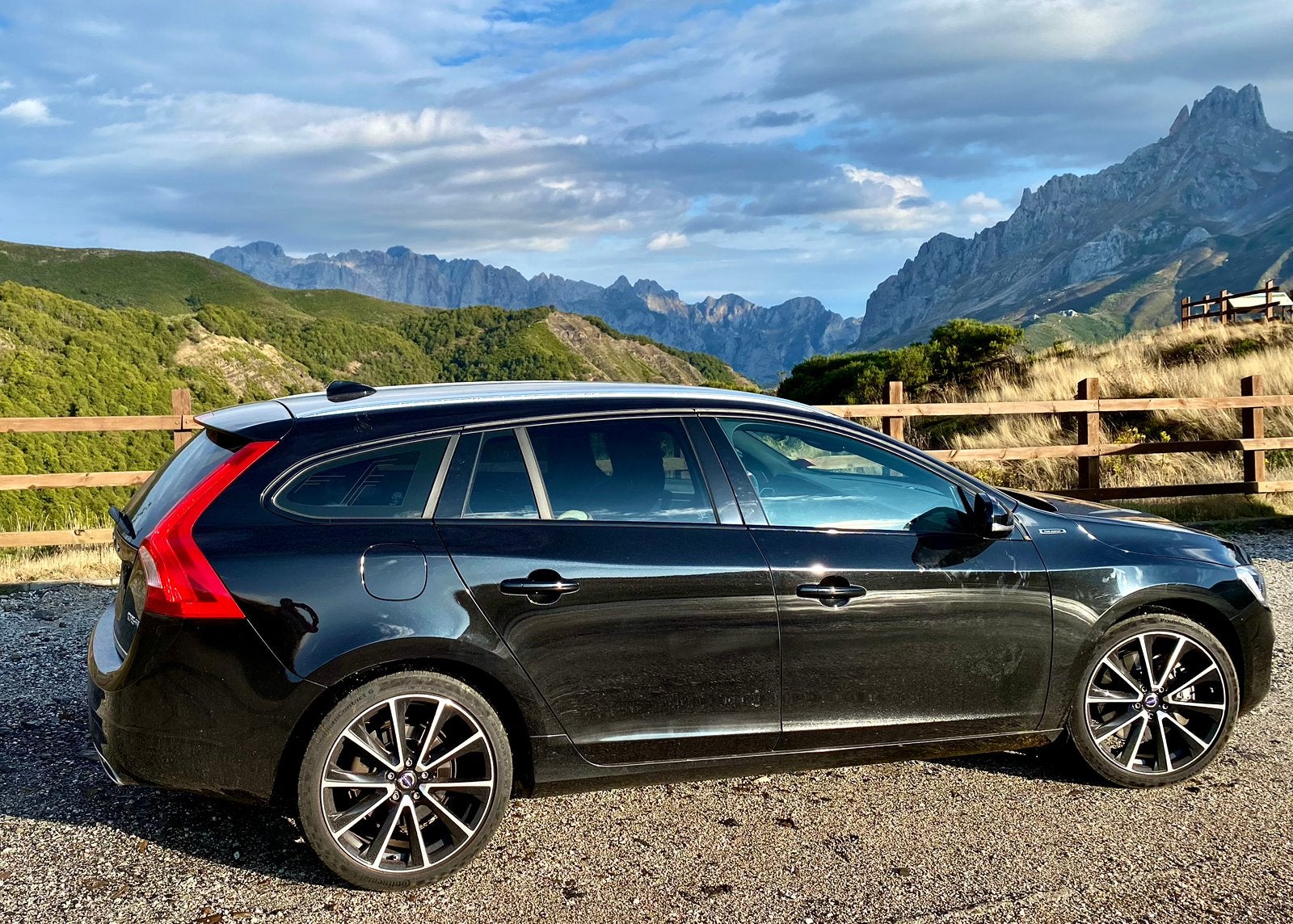 Volvo V60 D5 Twin Engine 231pk PIH- luxe uitv. 2016, Auto's, Automaat, 1800 kg, Zwart, Vierwielaandrijving