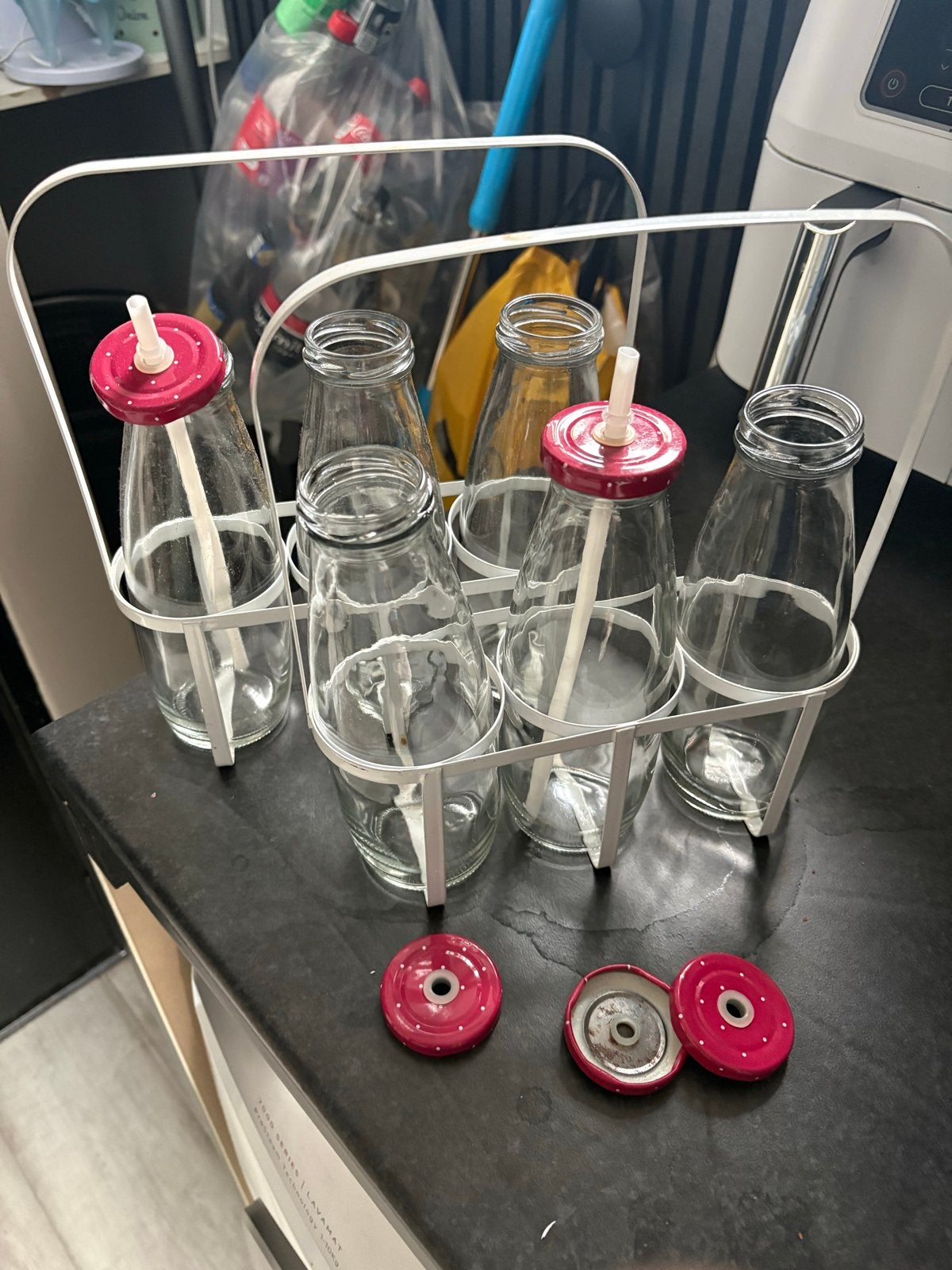 Glazen flessen met rietjes in metalen houder, Ophalen of Verzenden, Meerkleurig, Glas, Overige typen