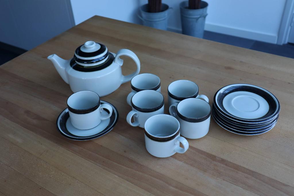 Koffie en thee servies van Arabia, model Karelia., Huis en Inrichting, Keramiek, Ophalen of Verzenden, Zo goed als nieuw, Wedgwood