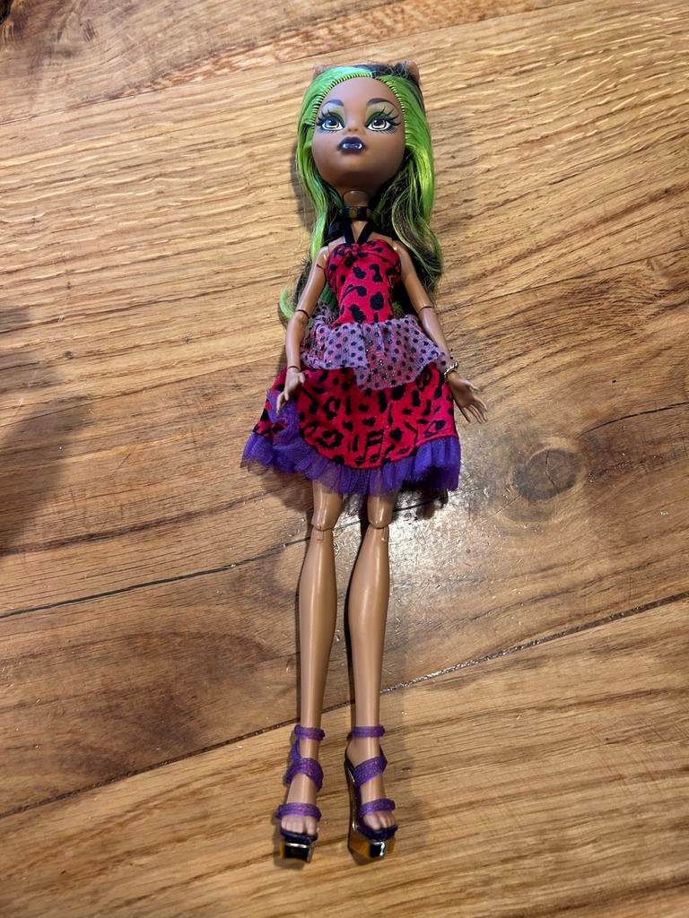 Monster High Clawdeen Wolf pop - Groen haar, rood/paarse jur, Ophalen of Verzenden, Gebruikt, Overige typen