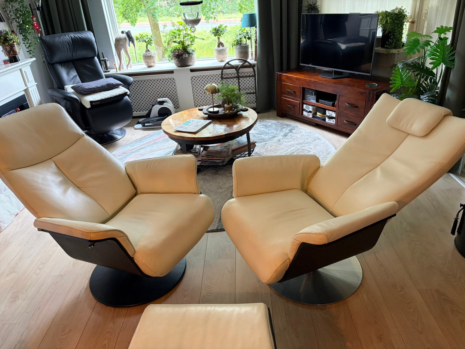 2 gebroken witte relaxstoelen met hocker ( echt leder ), Ophalen, Zo goed als nieuw, 75 tot 100 cm