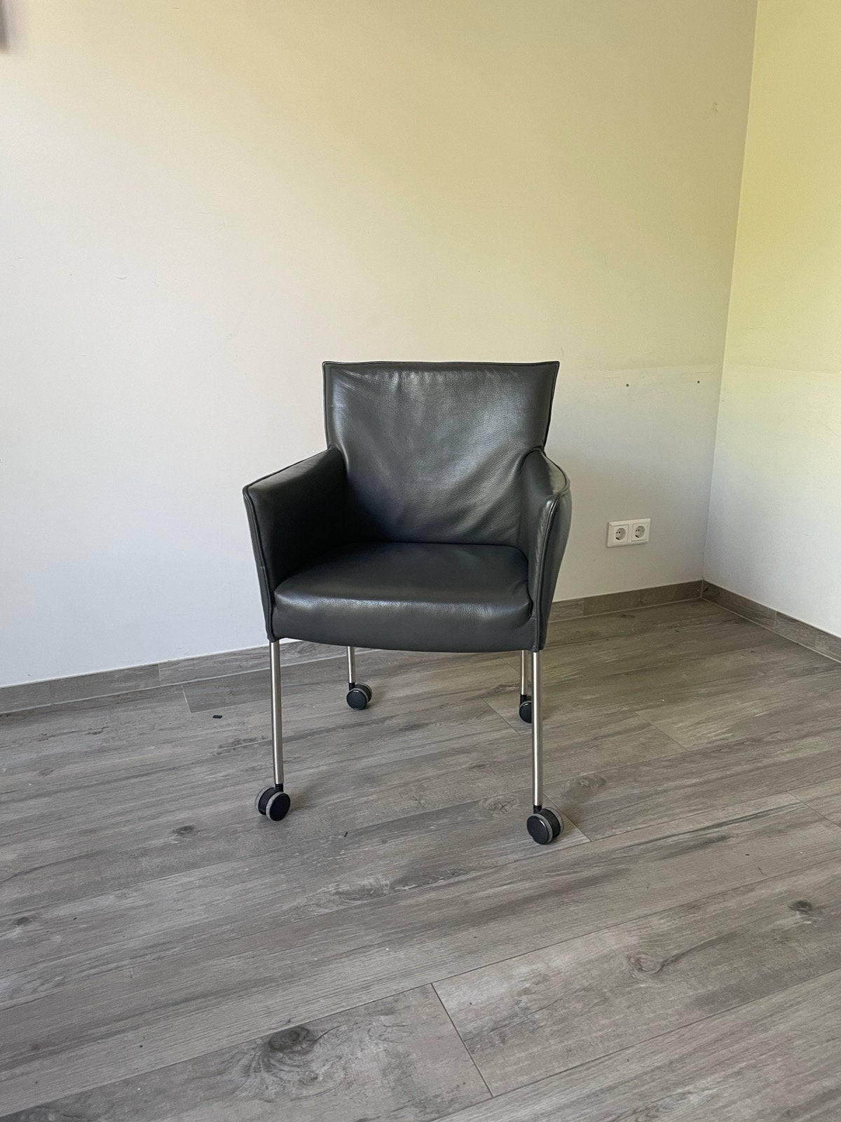 Design on Stock Amra eetkamerstoel op wielen – Alamo leer, Huis en Inrichting, Ophalen, Leer, Zo goed als nieuw, Eén