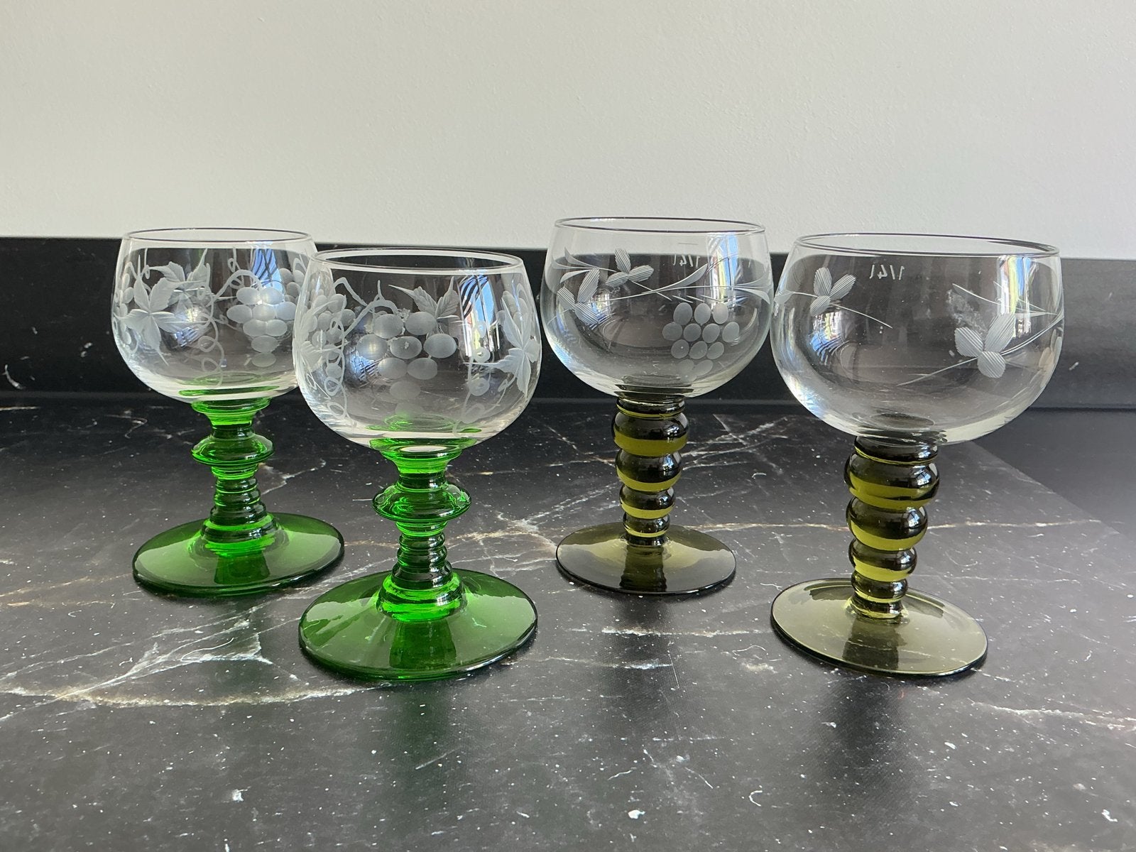 Set van 4 vintage wijnglazen met druivenmotief, Antiek en Kunst, Ophalen of Verzenden