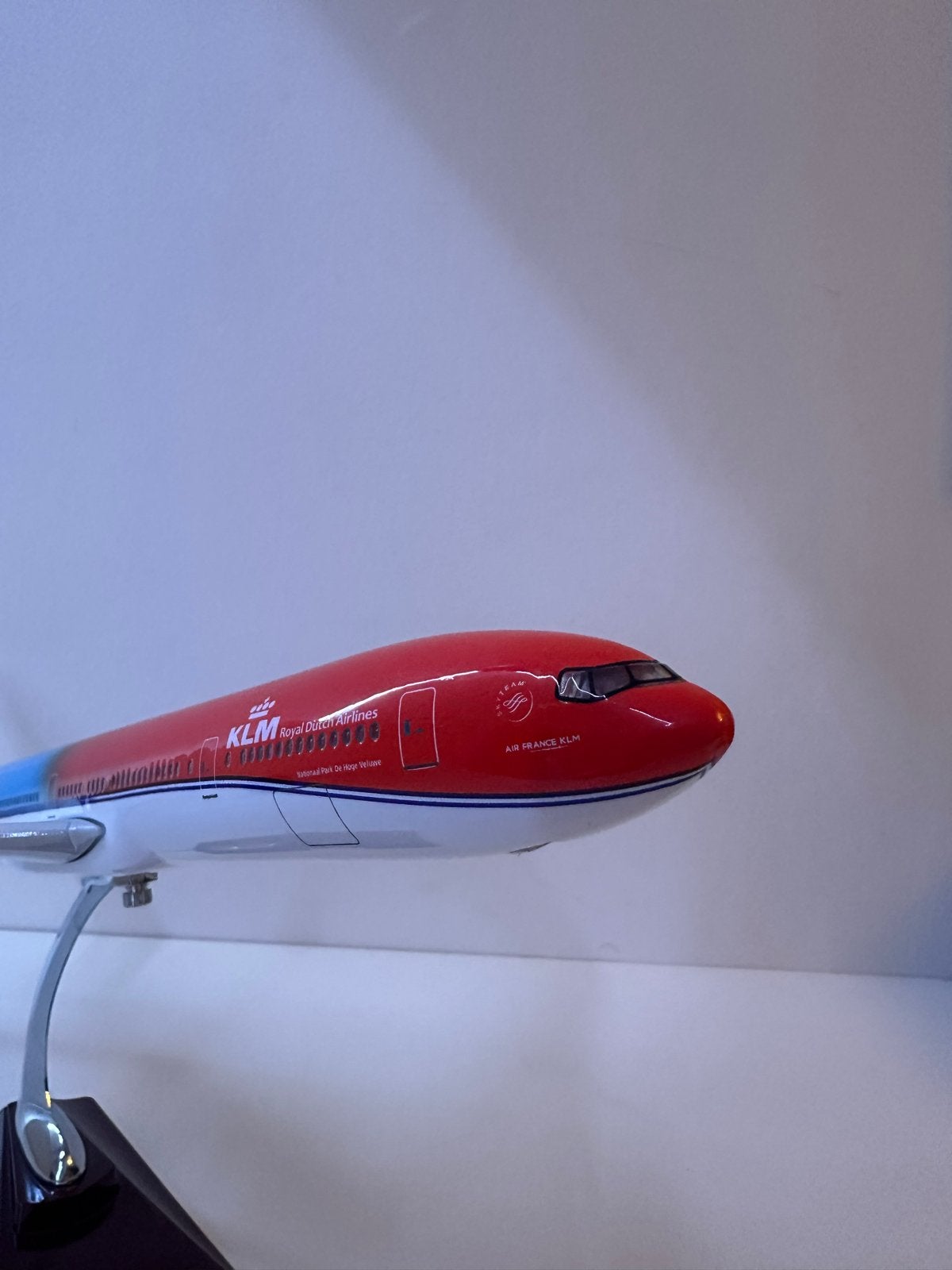 KLM Boeing 777-300ER orange pride schaalmodel 1:144, Overige merken, 1:72 tot 1:144, Ophalen of Verzenden, Zo goed als nieuw