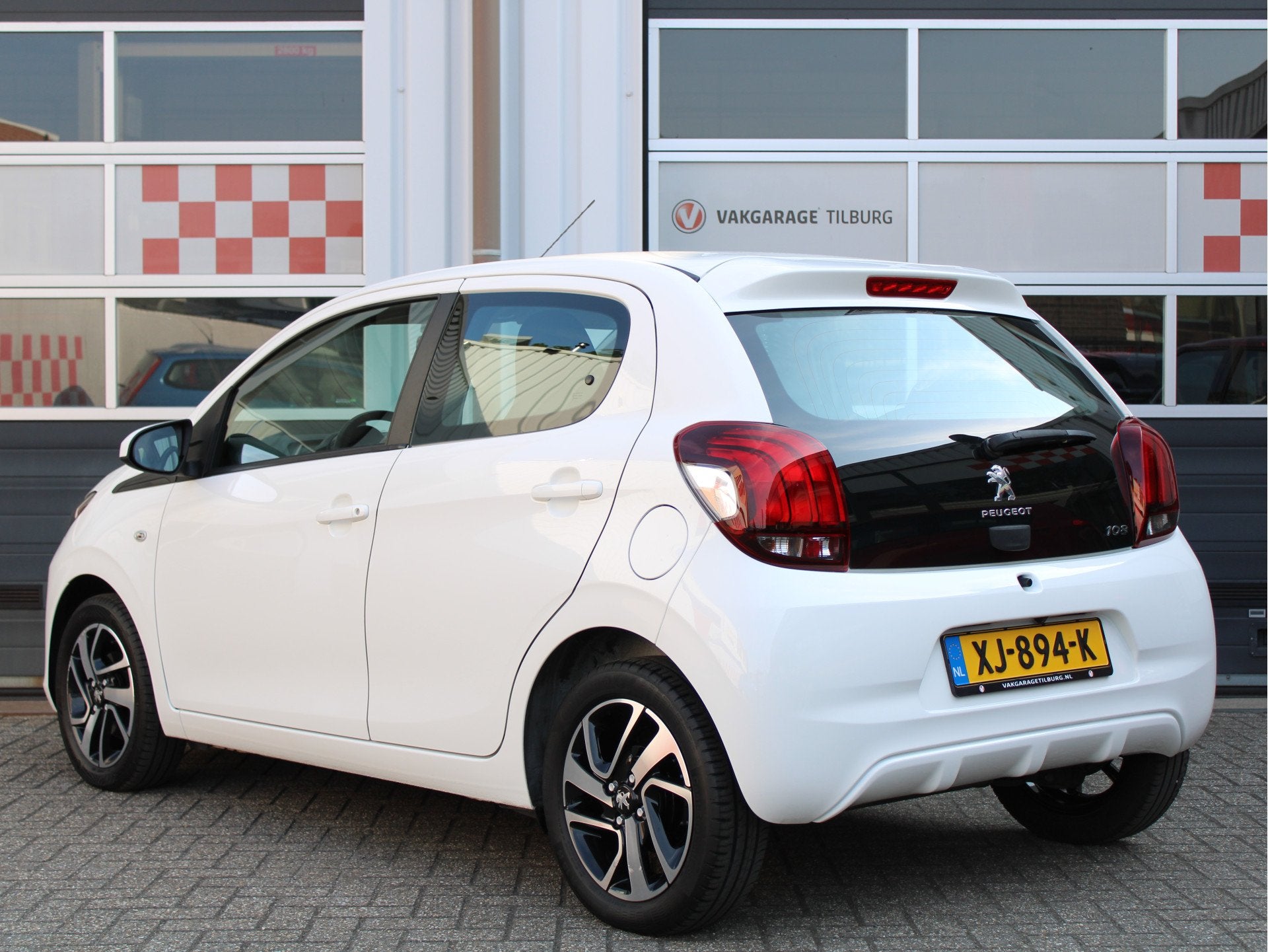Peugeot 108 1.0 e-VTi Allure Automaat /Camera/15'LM/Carplay/, Stof, Gebruikt, 4 stoelen, Wit