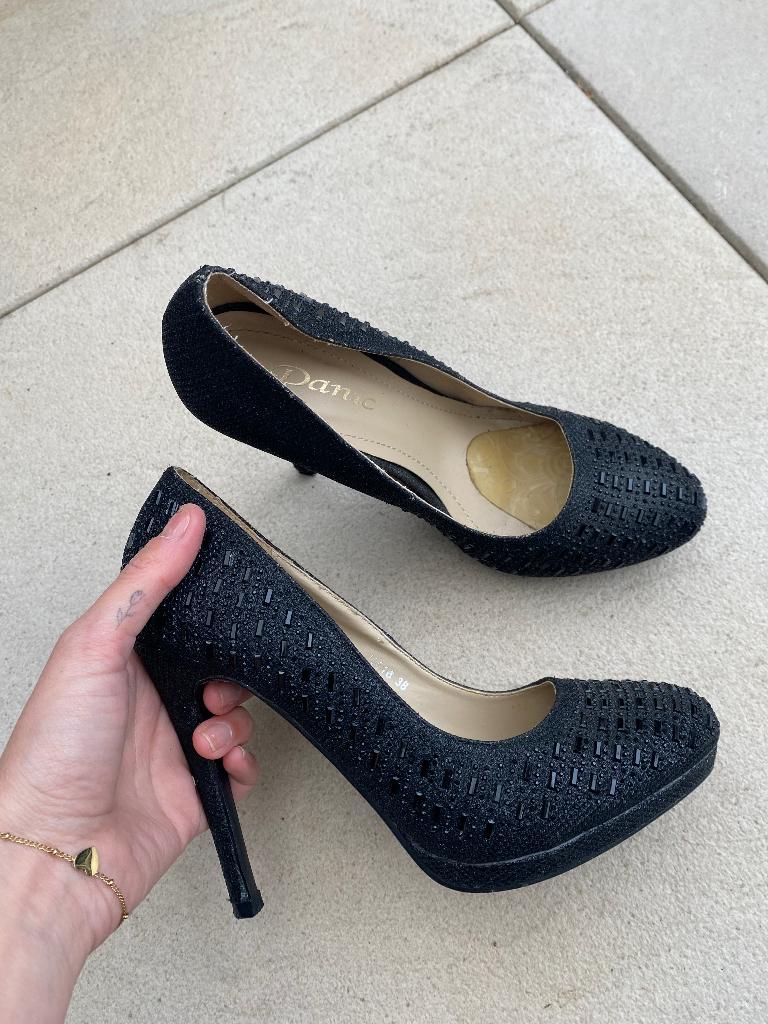 Vrouwen Hakken mt 38, Pumps, Verzenden, Zwart, Gedragen