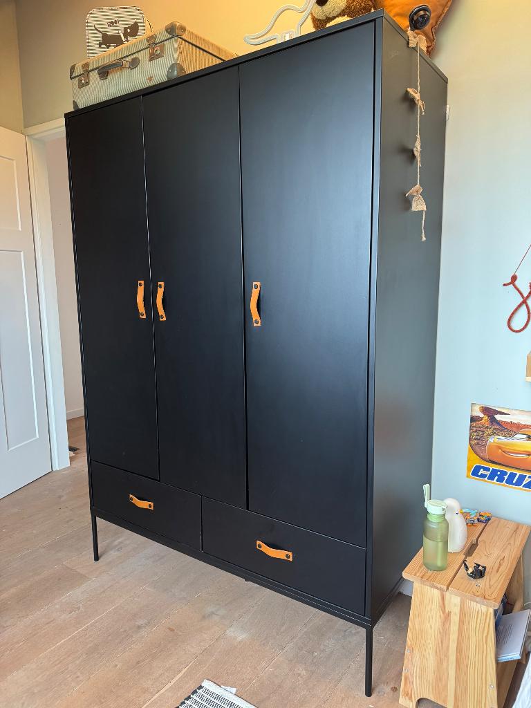 Kledingkast zwart 3-deurs met leren handvaten, 100 tot 150 cm, Zo goed als nieuw, Modern, 150 tot 200 cm
