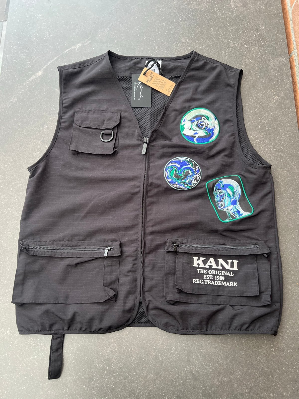 Karl Kani Retro Patched Utility Vest Zwart Maat M, Ophalen of Verzenden, Nieuw, Maat 48/50 (M), Zwart