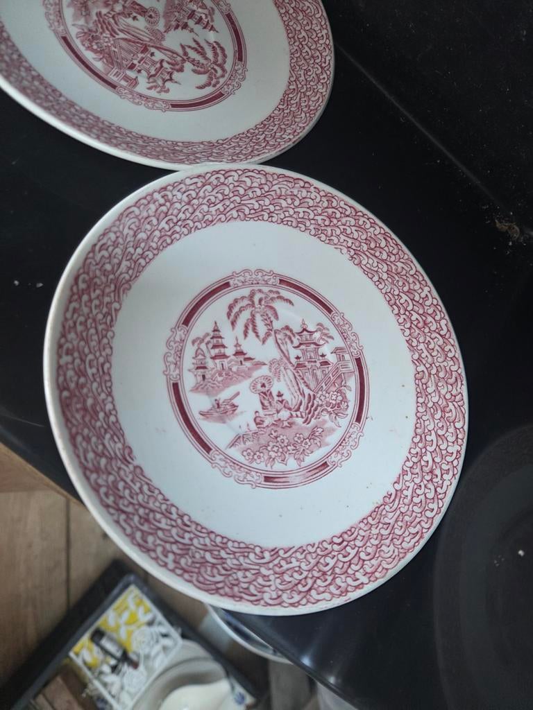 Drie Petrus Regout bordjes met rood-wit patroon, Ophalen of Verzenden