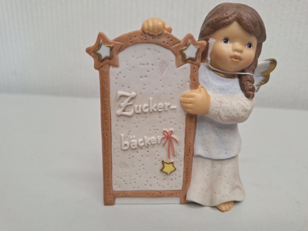 Goebel beeldje Engel met 'Zuckerbäcker' bordje, Verzamelen, Ophalen of Verzenden, Gebruikt, Religie