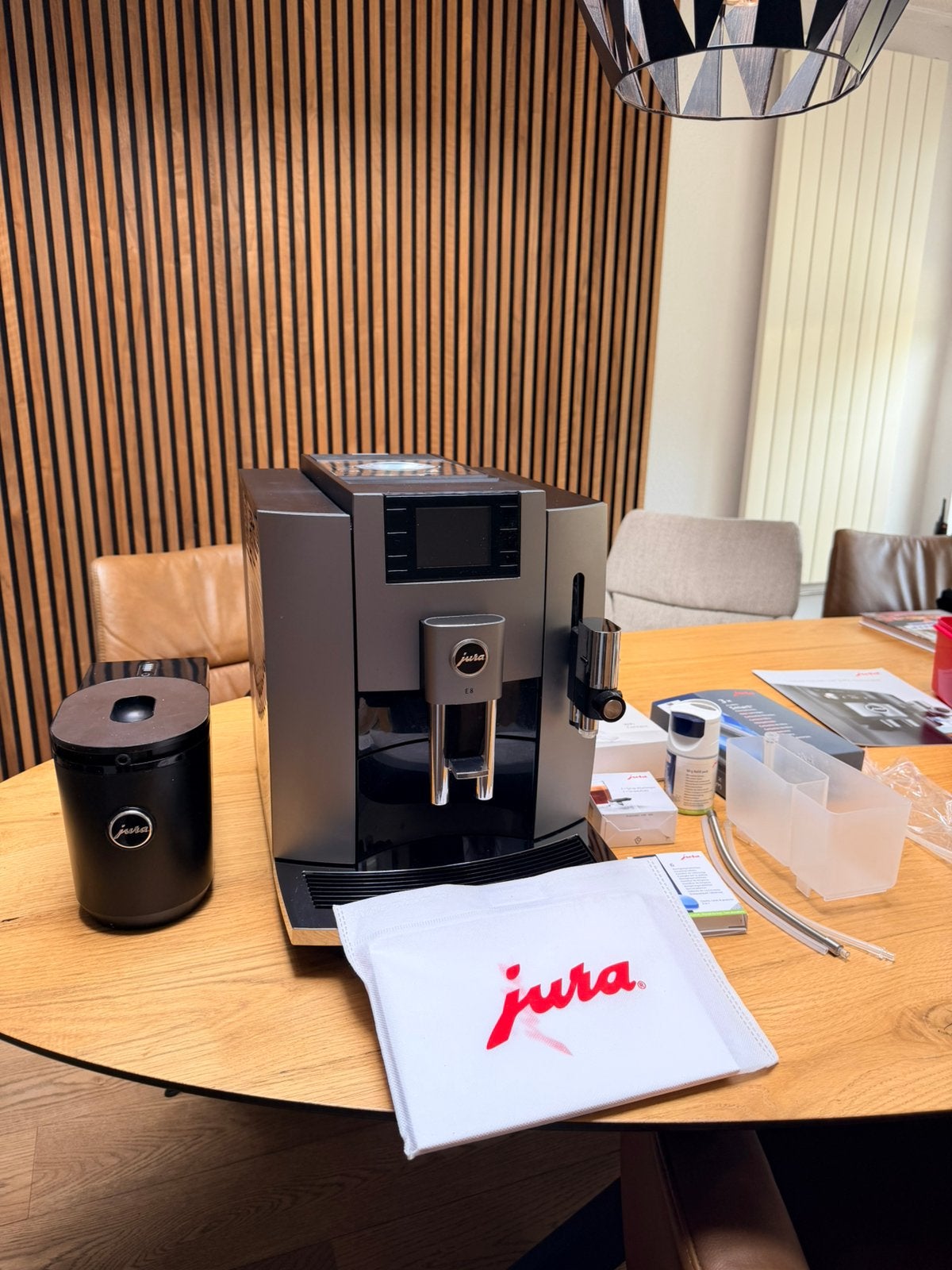 Jura E8 (EB) Dark Inox + melkkoeler koffiemachine, 10 kopjes of meer, Ophalen, Zo goed als nieuw, Koffiemachine