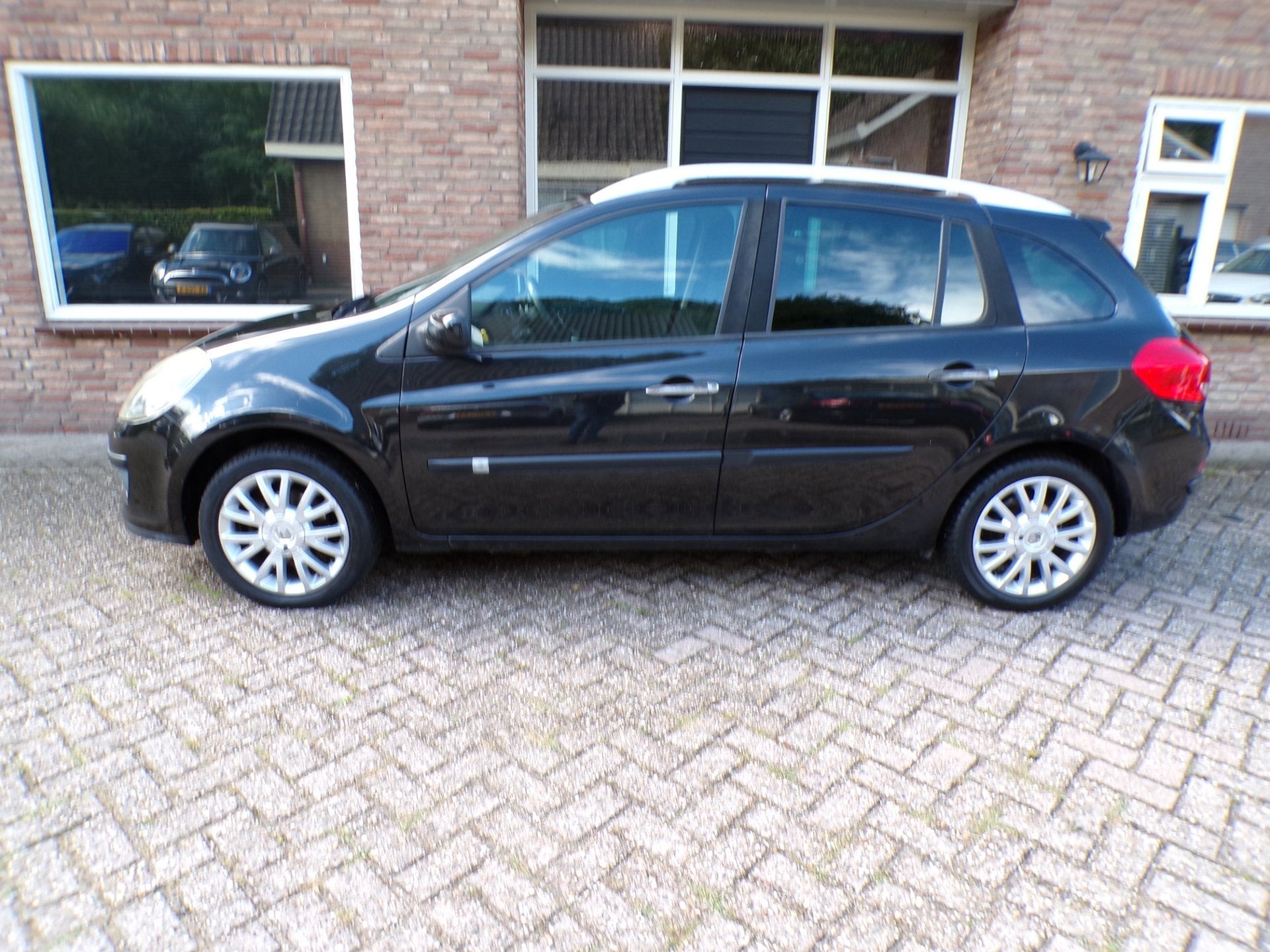 Renault Clio Estate 1.6-16V Dynamique Automaat / Airco, Auto's, Renault, Gebruikt, 4 cilinders, Automatische klimaatregeling, Zwart