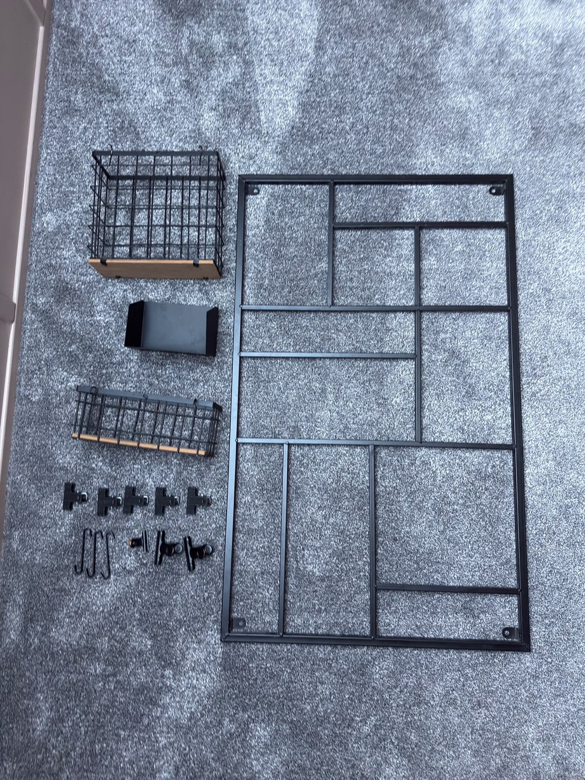 Zwart metalen wandrek met mandjes en haken, Met plank(en), Nieuw, Ophalen of Verzenden, Minder dan 150 cm
