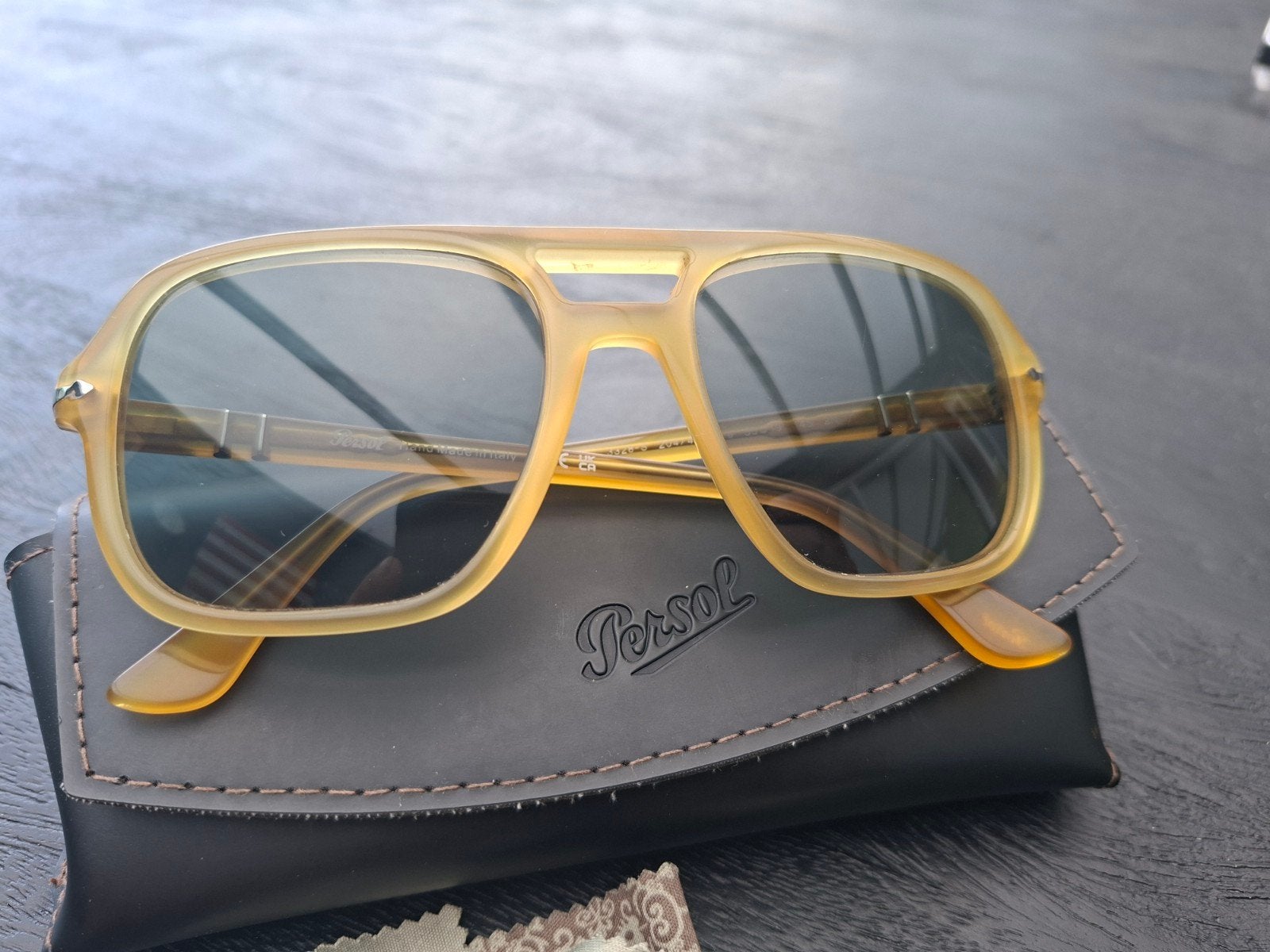 Persol PO3328S 204/4E Honing Geel Zonnebril, Sieraden, Tassen en Uiterlijk, Zonnebrillen en Brillen | Heren, Overige merken, Zonnebril
