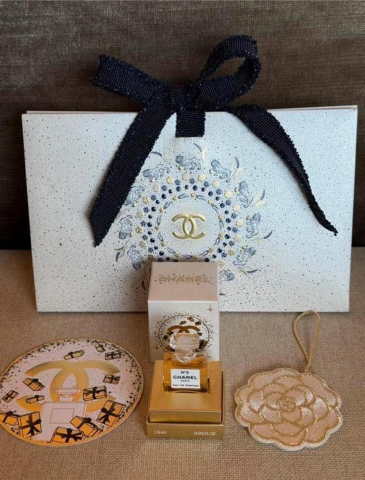 Miniatuur Chanel no5 edp 1,5 ml limited edition + camelia, Ophalen of Verzenden, Nieuw, Miniatuur, Gevuld