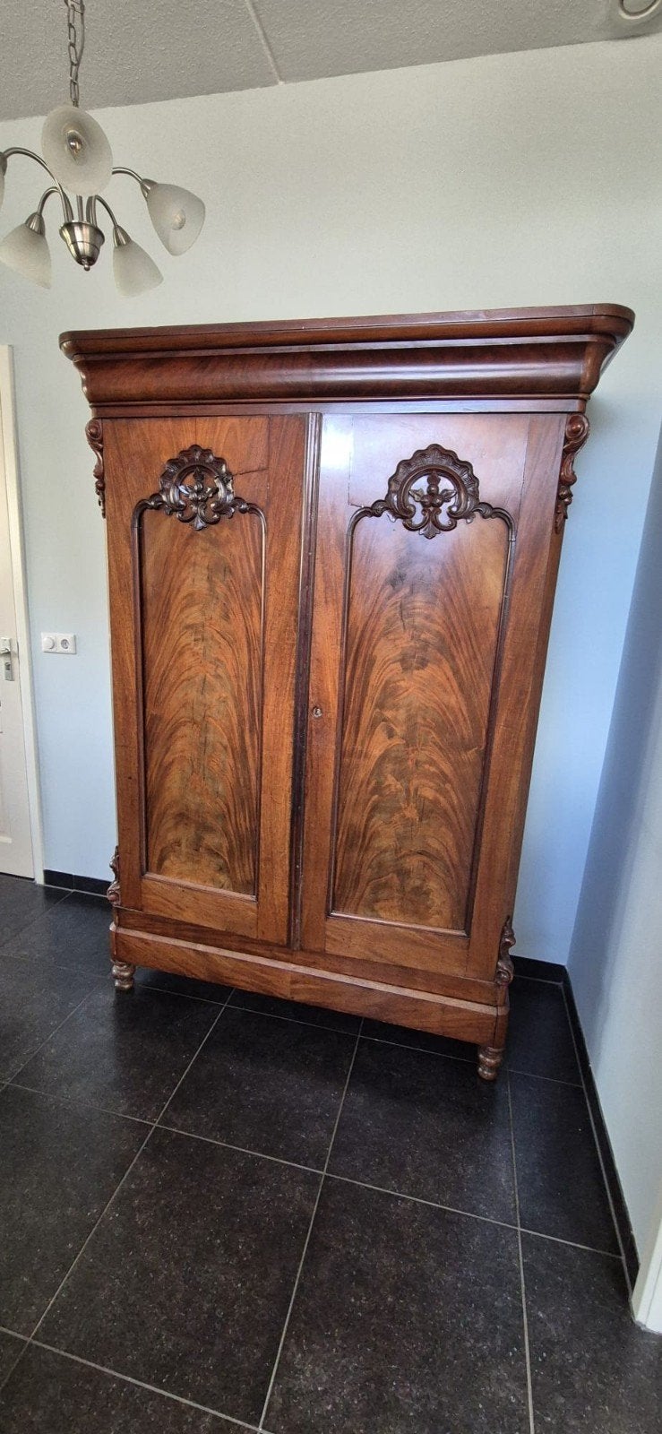 Antieke mahoniehouten kast met sierlijke details, Antiek en Kunst, Antiek | Meubels | Kasten, Ophalen