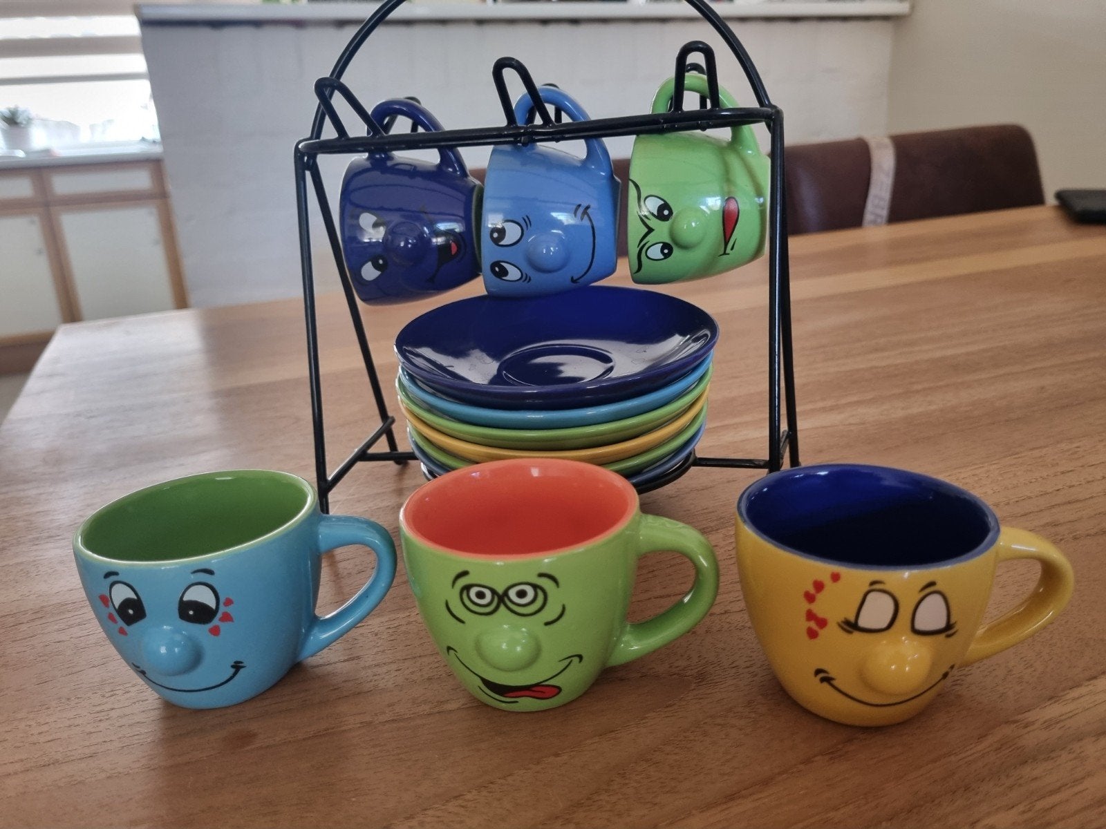 Vrolijke kopjes met schotels in houder - 6 stuks, Ophalen, Overige stijlen, Kop(pen) en/of Schotel(s)