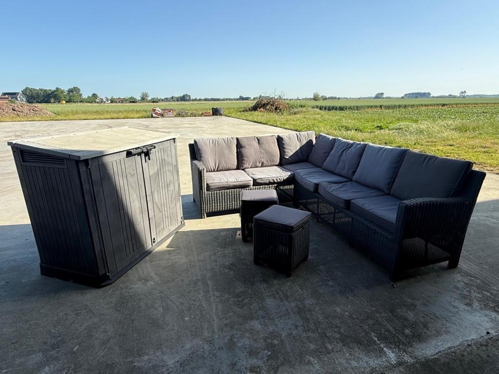 Complete loungeset met kussens en opbergbox en 2 krukjes, Ophalen, 5 zitplaatsen, Zo goed als nieuw, Loungeset