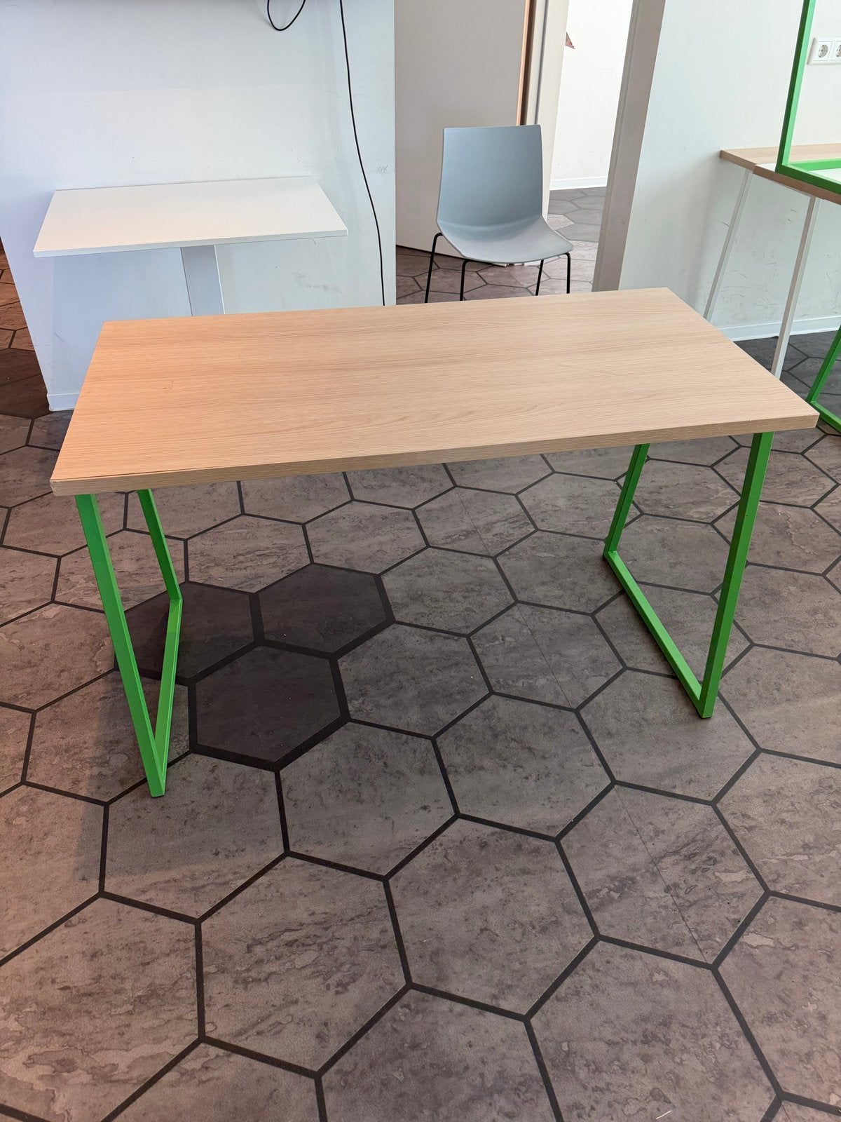 Diverse tafels/bureaus met groene poten (8 stuks), Ophalen