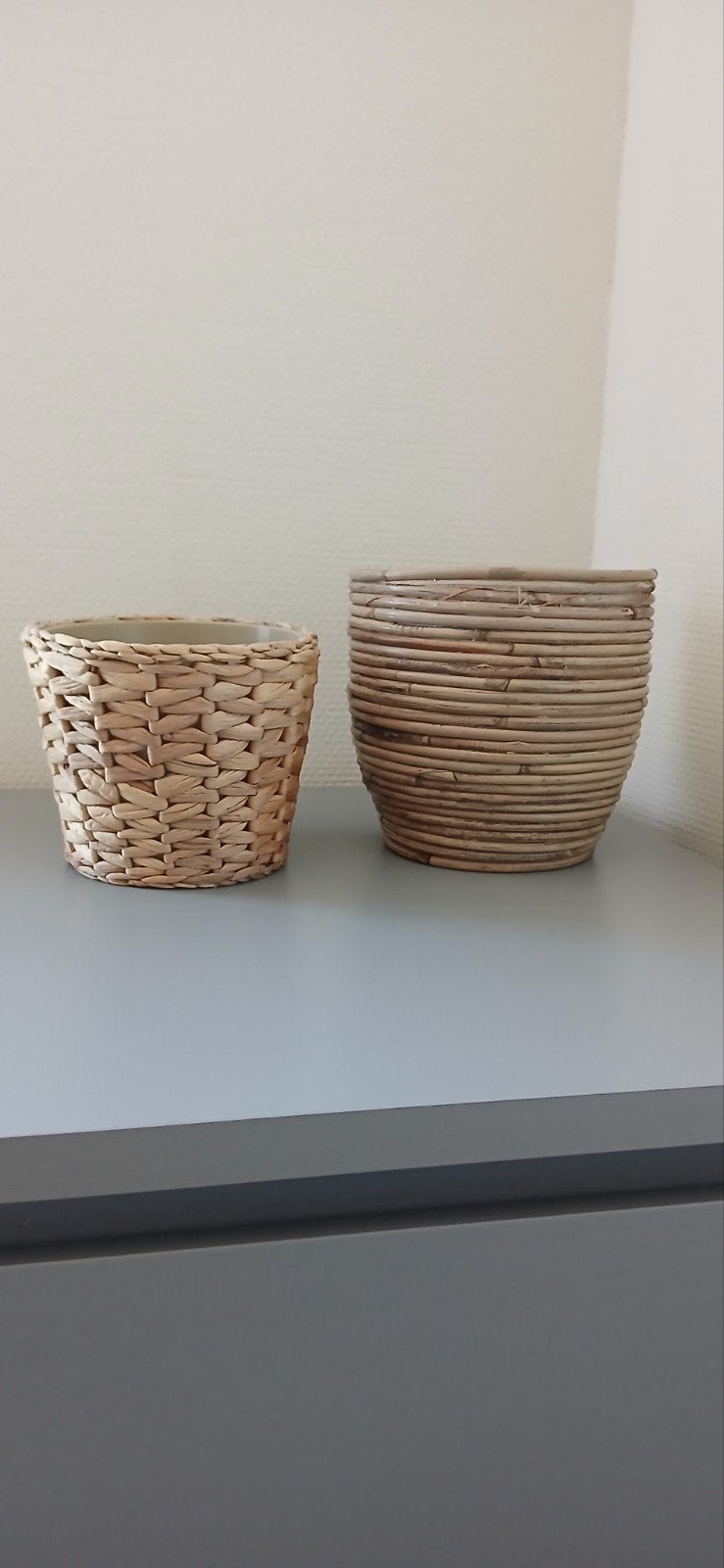 SET VAN 2 RIETEN BLOEMPOTTEN- ZO GOED ALS NIEUW, Tuin en Terras, Bloempotten, Overige materialen, Rond, Ophalen of Verzenden, Zo goed als nieuw