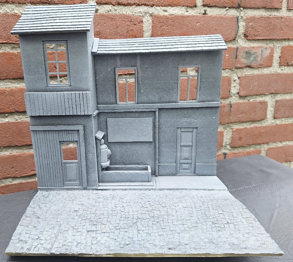 Dioramabase met Franse huisjes en fonteintje - resin 1/35, Verzenden, Zo goed als nieuw, 1:35 tot 1:50, Diorama