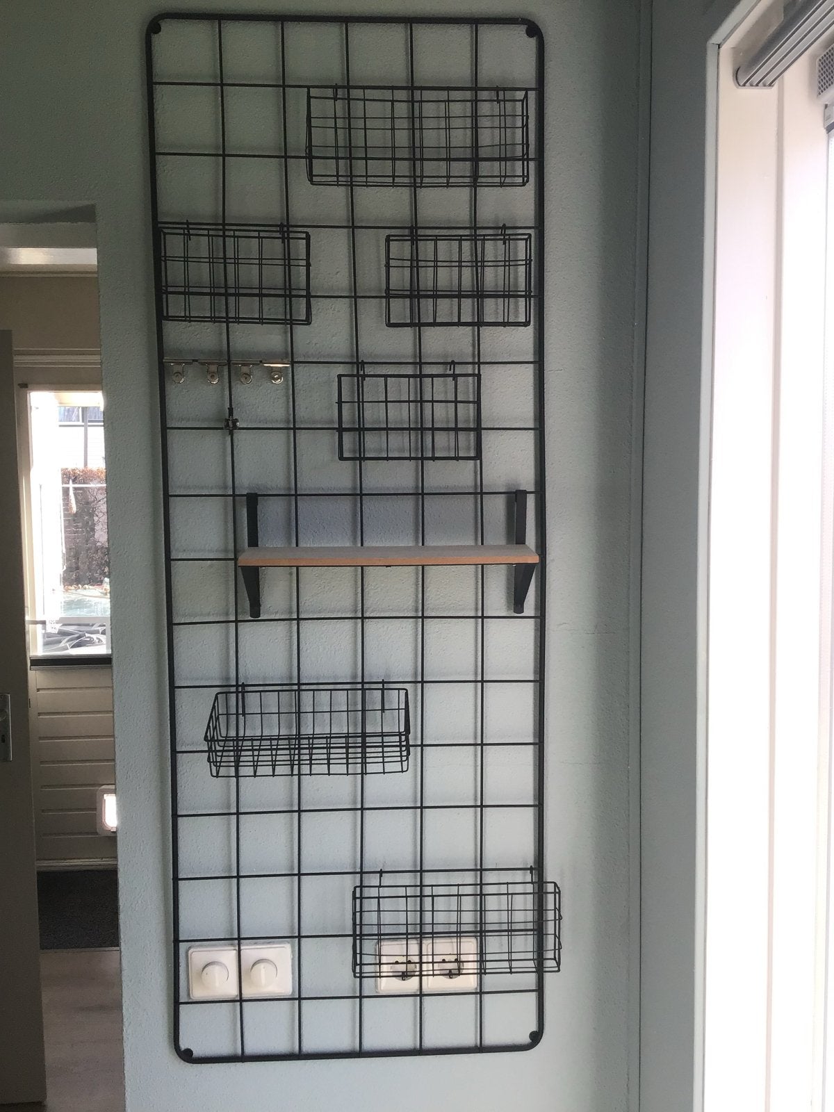 Zwart metalen wandrek met mandjes en plankje, Zwart, Ophalen of Verzenden, Zo goed als nieuw, Metaal