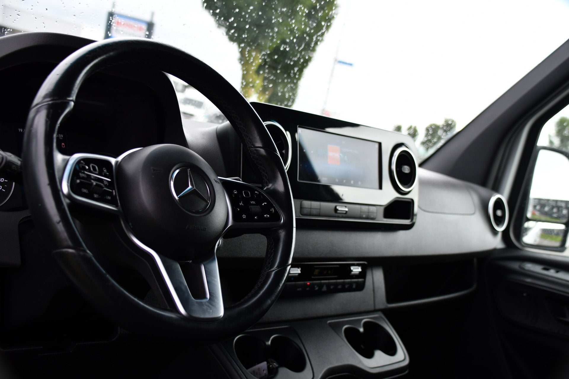 Mercedes-Benz Sprinter 319 V6 3.0 CDI L2H1 RWD AMG Edition C, Auto's, Automaat, Gebruikt, Multifunctioneel stuurwiel, Wit