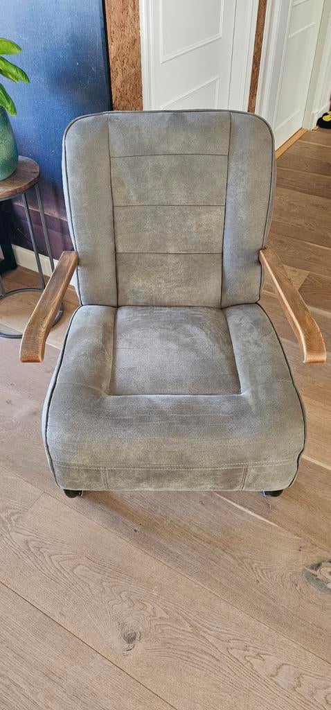 Comfortabele groen fauteuil met houten armleuningen, Huis en Inrichting, Stoelen, Ophalen, Gebruikt, Overige kleuren, Modern klassiek